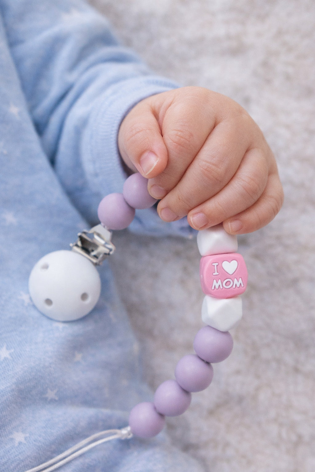 Outseam Pacifier Clip I Love Mom in Grey — rokām darināts knupīša turētājs